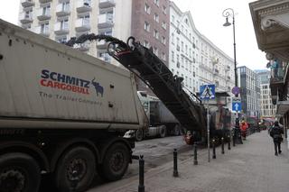 Armagedon w centrum Warszawy! Rozkopują plac. Zaskoczeni kierowcy stoją w kolejce po mandaty. Co się dzieje? [ZDJĘCIA, WIDEO]