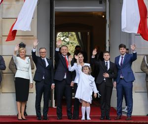Uroczyste wejście Pary Prezydenckiej do Pałacu Prezydenckiego. Przemarsz ulicami Warszawy