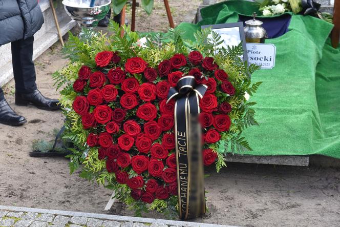 Wzruszający pogrzeb gwiazdy serialu „Czterej pancerni i pies”! Grób tonął w kwiatach 