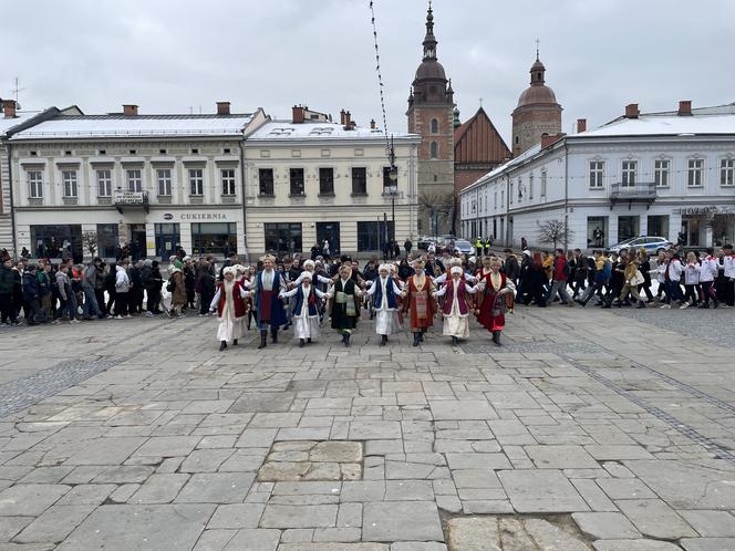 Maturzyści zatańczyli na Rynku poloneza