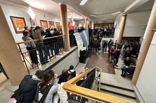 Bunt uczniów w Sulejówku po zwolnieniu dyrektorki. Otoczyli burmistrza, ktoś rozpylił gaz pieprzowy