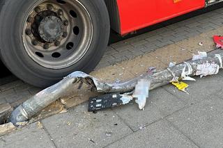 Kierowca autobusu miejskiego gruchnął w latarnię. Ta runęła na kobietę!