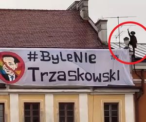 Zorro skradł show Trzaskowskiemu podczas wiecu w Tarnowie. Walczył szpadą i transparentem