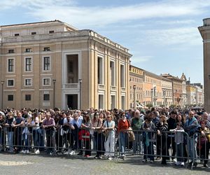Smutek i modlitwa na placu św. Piotra w Watykanie. Wierni żegnają papieża Franciszka [ZDJĘCIA]
