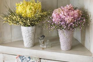 Wiosenny bukiet kwiatów: różnokolorowe hiacynty
