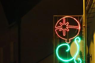 Iluminacja świąteczna Sępólna Krajeńskiego została powieszona do góry nogami.