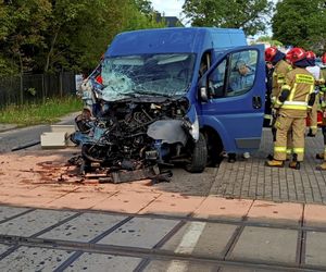 Kierowca busa wjechał prosto pod lokomotywę! Było tylko słychać huk. Fatalny wypadek na przejeździe kolejowym