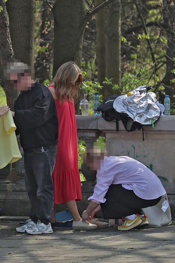 Małgorzata Socha przebiera się w parku