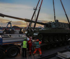 Rozładunek czołgów K2 i haubic K9