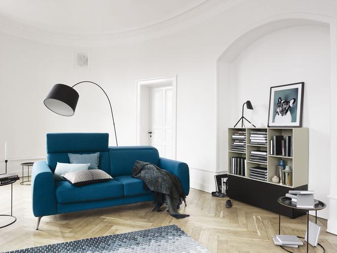 Nowe trendy: niebieska sofa na nożkach 