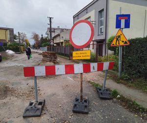 Kończy się remont, a właściwie budowa z kostki ulicy Fabrycznej w Siedlcach