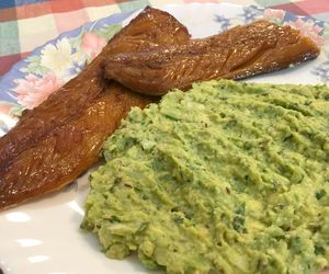 Pasta z awokado i wędzonej makreli - zdrowy dodatek do pieczywa