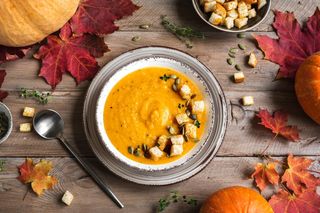 Zupa krem z dyni, która rozgrzeje Cię jesienią. Dodaj te dwa składniki, a pokochasz jej smak od pierwszej łyżki. Przepis na zupę z dyni