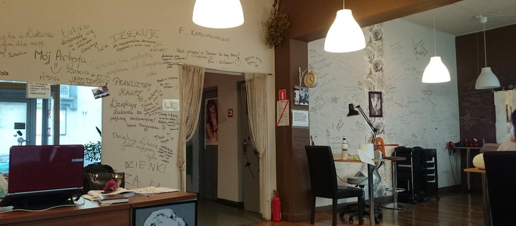 Takie wyznania zostawiają na ścianach klientki salonu!