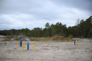 iebrowo, 15.10.2025. Premier RP Donald Tusk podczas wizyty na miejscu planowanej budowy pierwszej polskiej elektrowni jądrowej Lubiatowo – Kopalino w Biebrowie (woj. pomorskie)