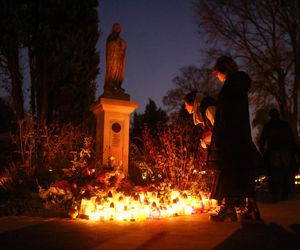  Setki migoczących zniczy. Tak wyglądają polskie cmentarze po zmroku. Zobacz niezwykłe zdjęcia