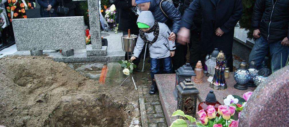 Mamusia spłonęła. Pożegnałem ją białą różą