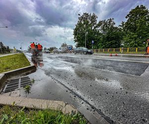 Robotnicy pracują w ulewę