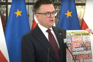 Hołownia miał konferencję. NAGLE wyciągnął Super Express