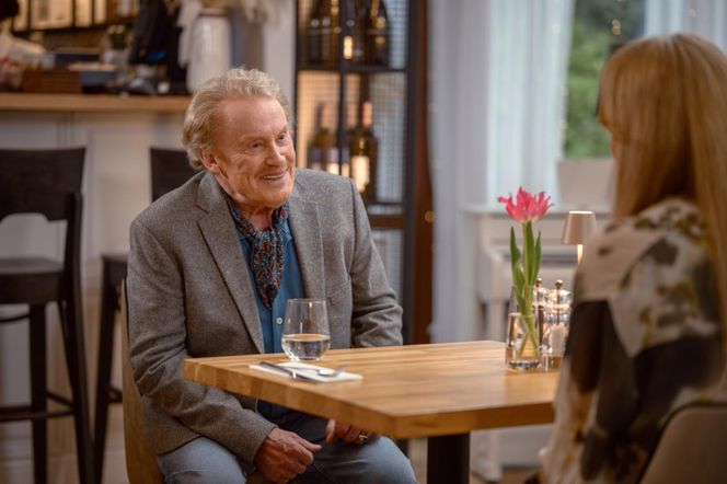 Na Wspólnej odc. 4032. Juliusz (Daniel Olbrychski), Żaneta (Anna Guzik)