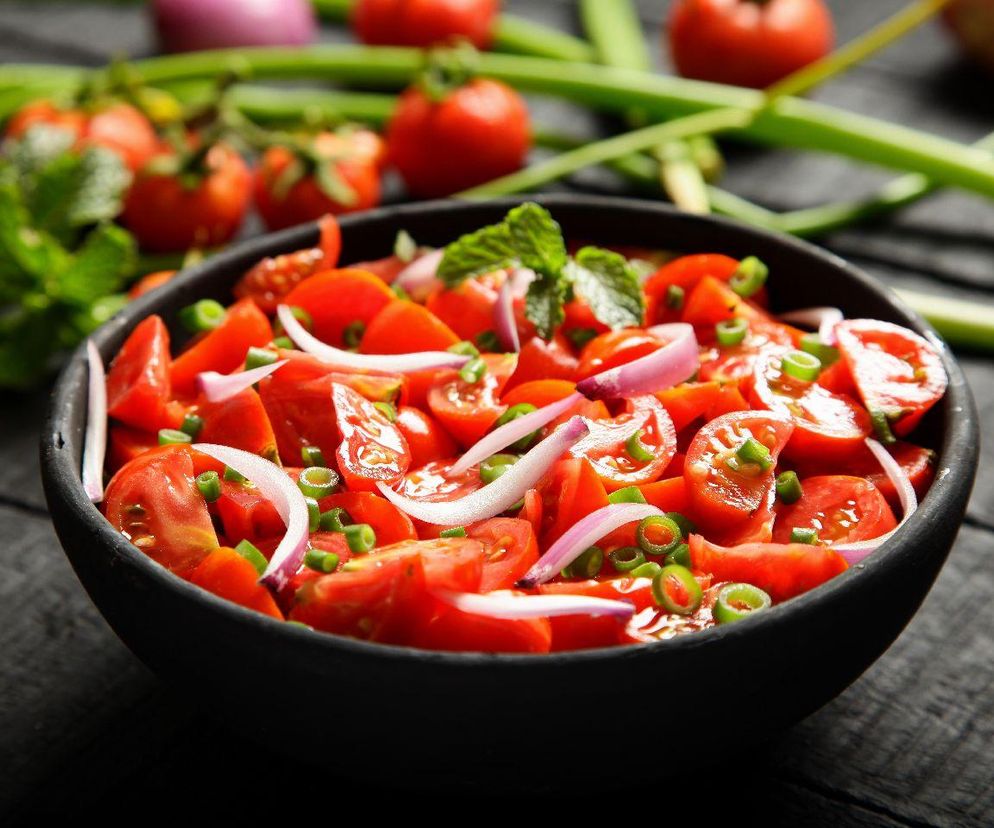 szybka surówka z pomidorów do obiadu