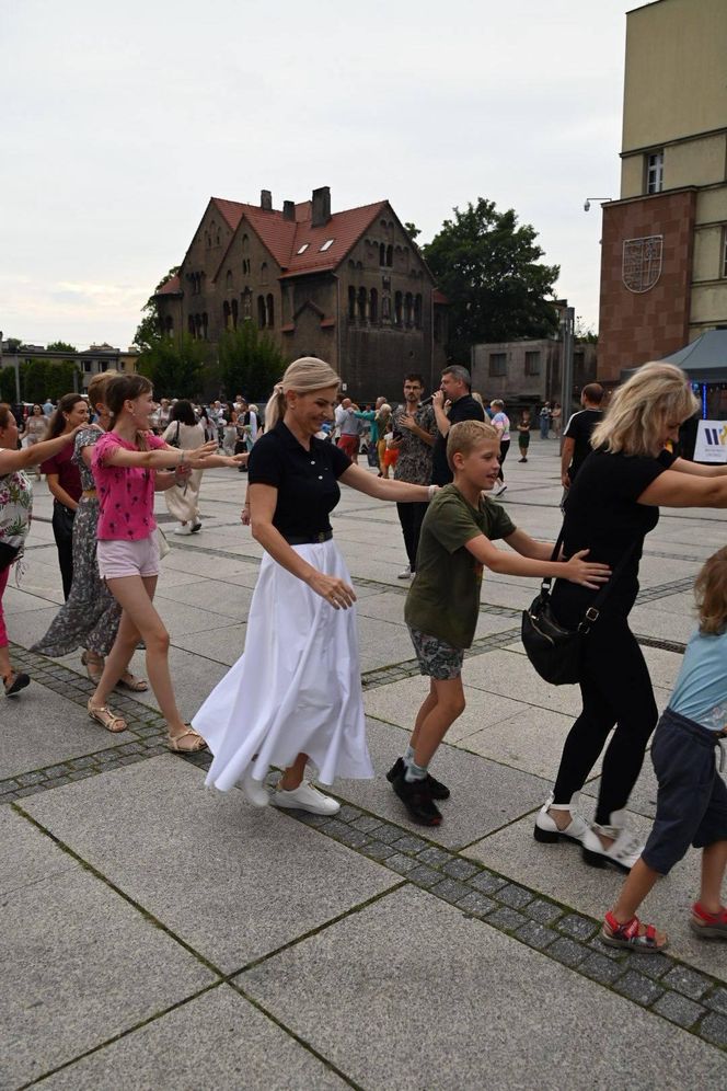 Ruda Śląska tańczy jak dawniej. Międzypokoleniowa potańcówka na rynku porwała tłumy