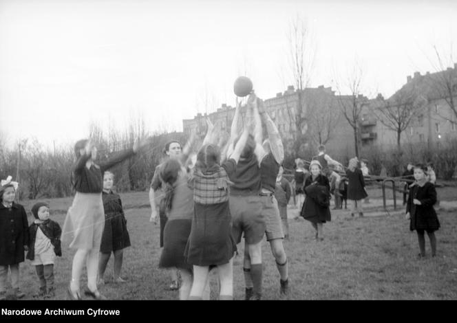 Plac zabaw dla dzieci przy Zarządzie Miejskim w Poznaniu, 1948-1949