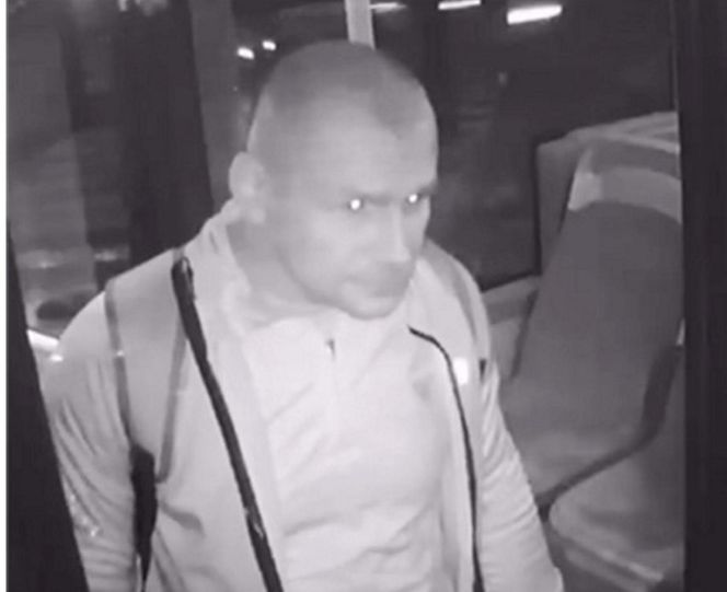 Furiat zaatakował kierowcę autobusu. Wszystko się nagrało, teraz szuka go policja