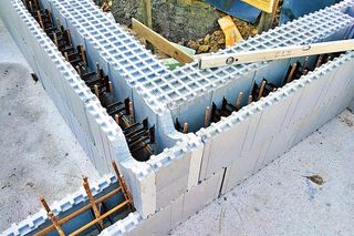 Ściana ze styropianowych kształtek