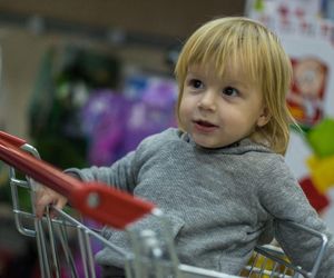 W Biedronce śniegowce dla dzieci, a w Lidlu - żeliwne garnki. Przeglądamy gazetki