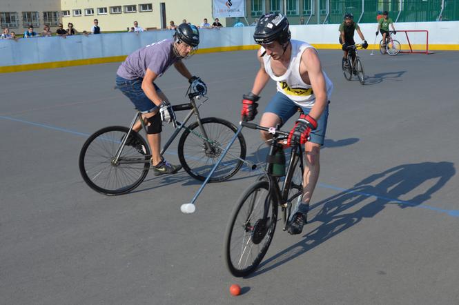 Bike Polo w Lublinie. Zamiast na konie, wsiadają na... rowery!