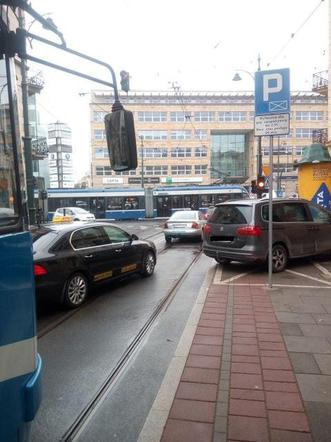 Mistrzyni kierownicy z Krakowa. Zablokowała tramwaj. Na jaw wyszły też inne smaczki! 
