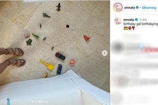 Szokujące zdjęcia Emily Ratajkowski. Polka pozuje w łazience ze spuszczonymi spodenkami. Tak świętuje urodziny