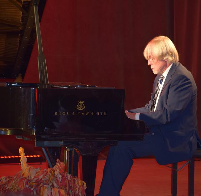 Koncert wybitnego pianisty i uzdolnionej stypendystki w Lasecznie