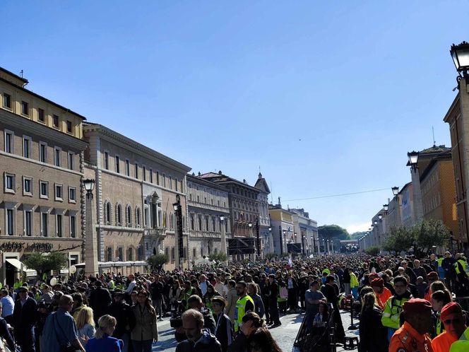 Ostatnie chwile przed pogrzebem Franciszka. Tłumy wiernych na pl. św. Piotra
