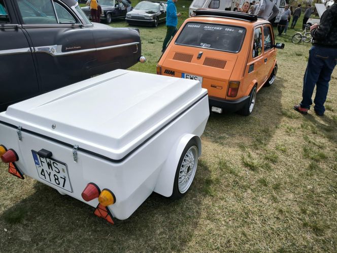 stara motoryzacja pod wiatrakami w Osiecznej