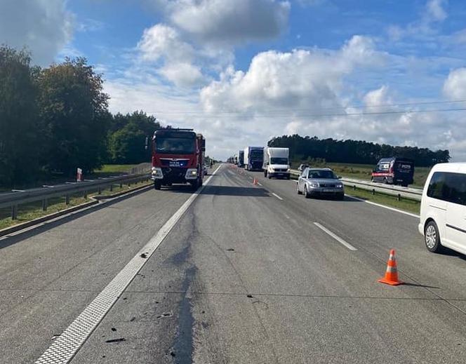 BMW zderzyło się z tirem na autostradzie A2