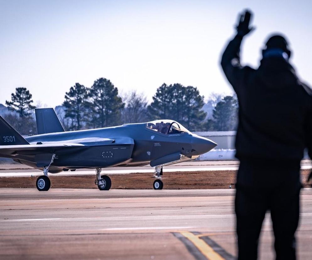 Ląduje samolot F-35 Lightning II