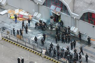 Siłowe wejście komornika do hali KDT 21.07.2009