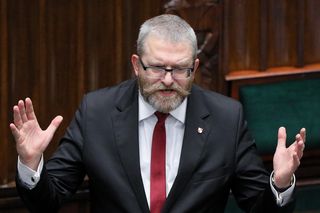 Grzegorz Braun przyłapany w toalecie! „Wymieniałem magazynek” Nagranie w sieci