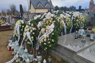 Dramat w Wadowicach Górnych. Grób  młodego chłopaka tonie w kwiatach [ZDJĘCIA]