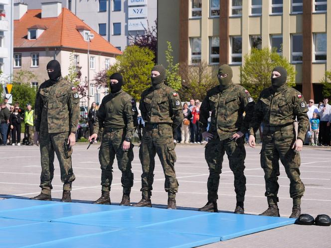 Ponad stu żołnierzy na Placu Solidarności w Olsztynie. Złożyli uroczystą przysięgę [ZDJĘCIA]