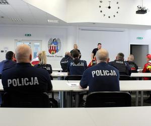 Działania służb na Wiśle w Toruniu. Straż, policja, strażnicy miejscy i grupa poszukiwawcza w akcji