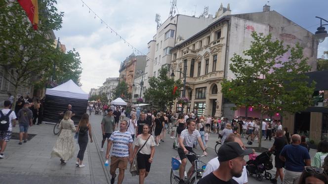 Tłumy na Piotrkowskiej. Zobacz, jak wygląda wizytówka Łodzi podczas urodzin miasta [ZDJĘCIA]