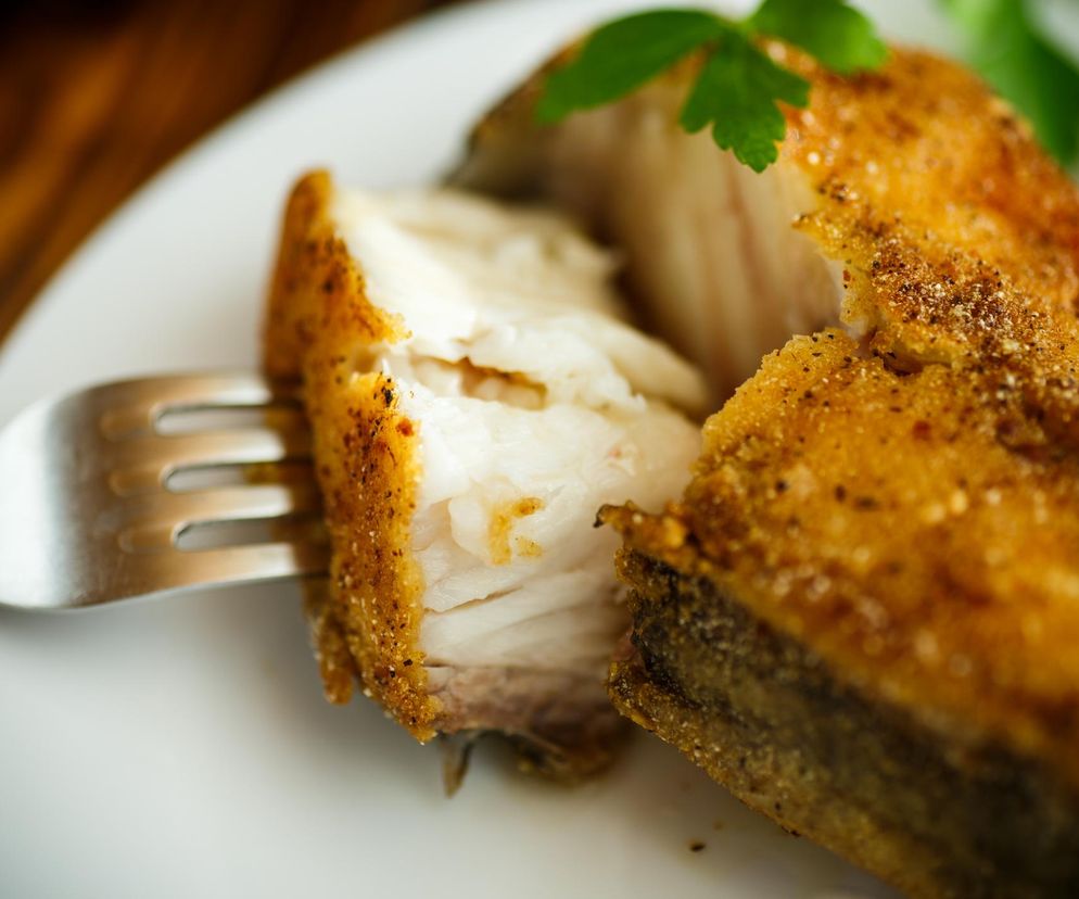 Choć pyszna, to niezbyt zdrowa. Ta ryba często gości na stołach Polaków, a lepiej jej unikać