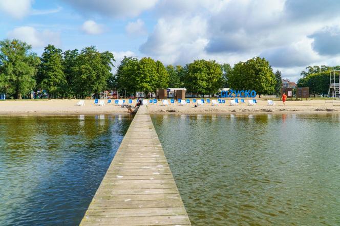 Darmowe leżaki i hamaki na plaży miejskiej w Giżycku. Zobacz zdjęcia