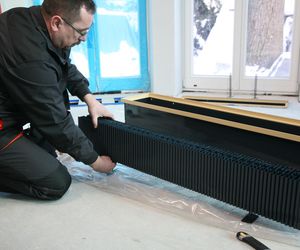 Grzejniki kanałowe - idealne rozwiązanie do jasnych przestronnych wnętrz z dużymi przeszkleniami