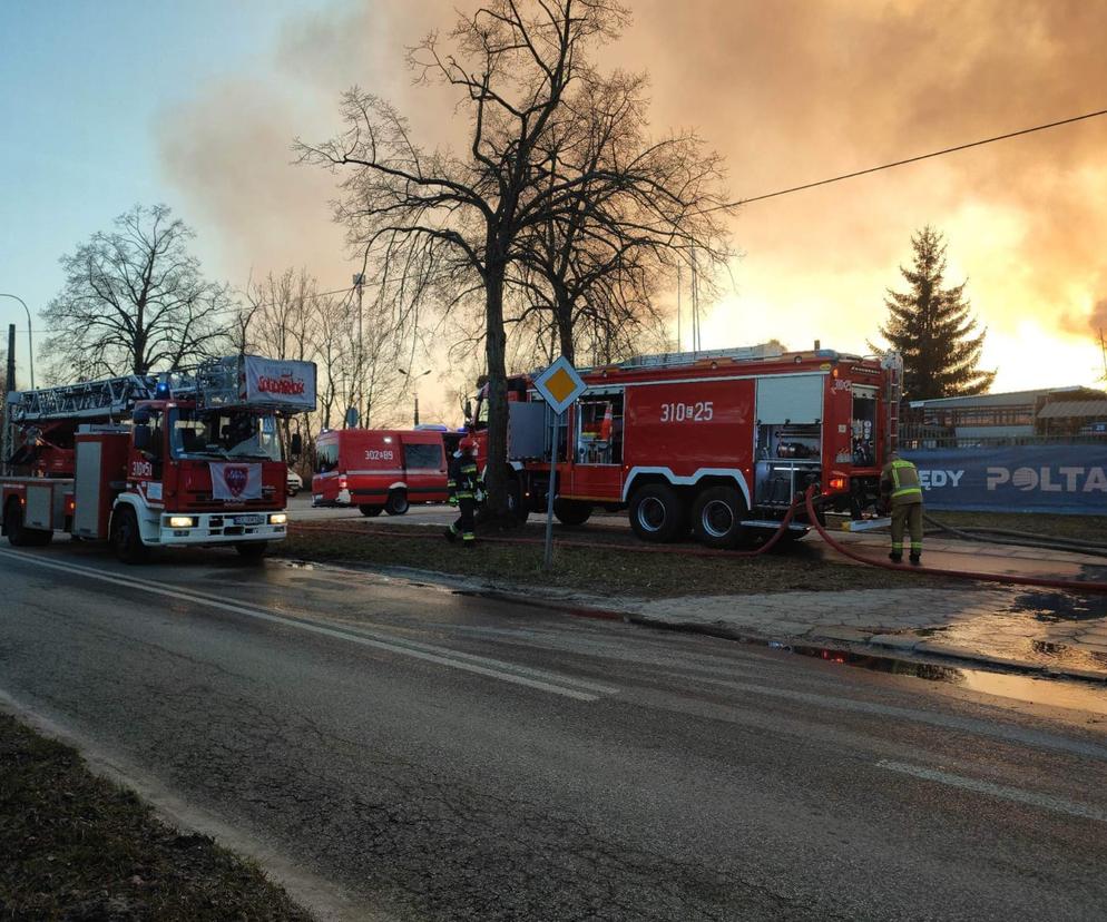 Pożar hali przy ul. Wycieczkowej. W akcji bierze udział 12 zastępów straży pożarnej