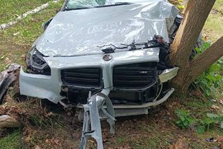 Sportowym bmw roztrzaskał się na drzewie. Wypadek pod Legionowem