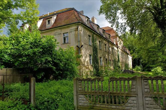 Pałac Rechenbergów w Sławie lata świetności ma już za sobą. Obecnie niszczeje i straszy
